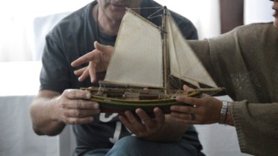 Observando la maqueta de un barco al tacto Observando la maqueta de un barco al tacto