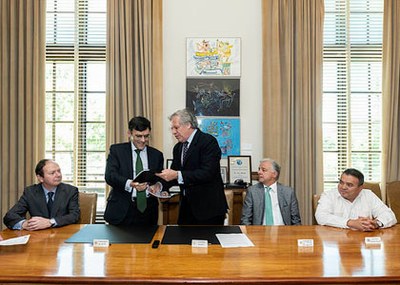 Alberto Durán y Luis Almagro en el acto de firma del acuerdo