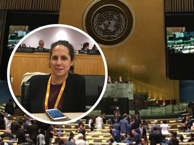 Ana Peláez en primer plano, con fondo del salón de ONU en Nueva York