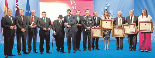 Ángel Sánchez (cuarto por la izquierda), junto al resto de los galardonados en el Día de la Región de Murcia