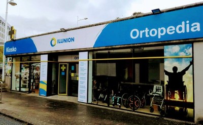 Aspecto exterior de la nueva tienda ILUNION en la zona comercial del Hospital Universitario de A Coruña