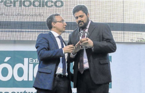 Cid de Ribera (a la izquierda) entrega el premio a Fernando Iglesias