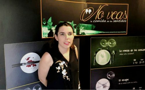 Cristina, a las puertas del restaurante 'No veas'