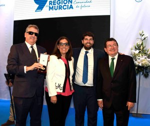De izquierda a derecha, Juan Carlos Morejón (con la medalla en sus manos), Teresa Lajarín, el presidente López Miras y Ángel Sánchez