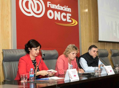 De izquierda a derecha, Yolanda de la Fuente, Teresa Palahí y Jesús Hernández, en la Mesa de la jornada inaugural