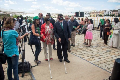 El director general, Ángel Sánchez, provisto de antifaz, realiza el circuito de movilidad en Sevilla