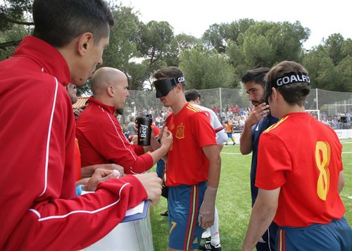 El seleccionador, Jesús Bargueiras, da instrucciones a sus jugadores en un receso de uno de los encuentros