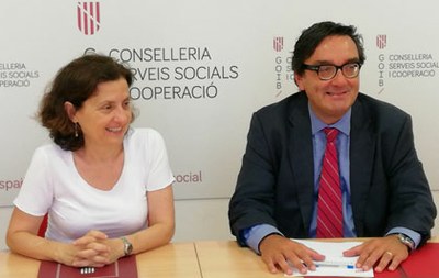 Fina Santiago (a la izquierda) y Josep Vilaseca en la firma del acuerdo