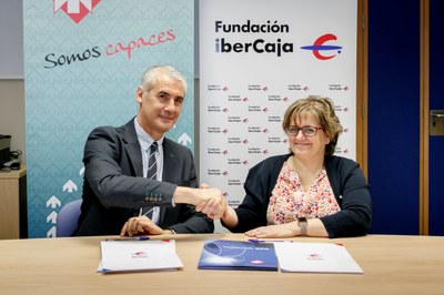 Juan Carlos Sánchez, director de la Obra Social de la Fundación Ibercaja, y Marta Valencia, presidenta de Fundación DFA, firman el acuerdo