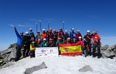 La expedición al completo en la cumbre del monte noruego