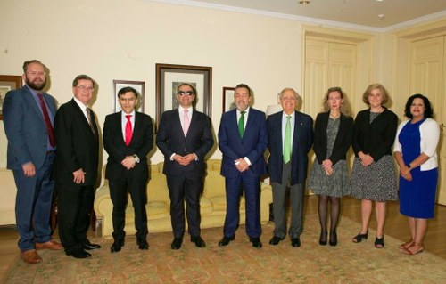 La misión norteamericana en la sede del Consejo General. En el centro Cyrus Habib junto a Miguel Carballeda