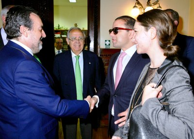 Llegada de la delegación de Washington al Consejo General. Habib saluda a Miguel Carballeda