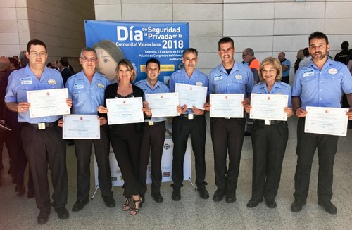Los profesionales de ILUNION Seguridad galardonados posan en una foto de grupo con sus diplomas