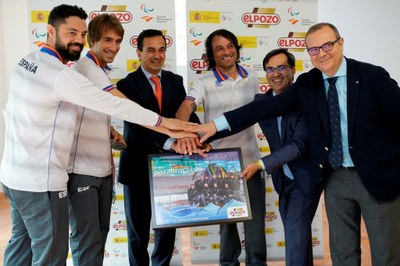 Los responsables de ElPozo y de la delegación del CPE posan durante la visita a las instalaciones de la empresa en Murcia