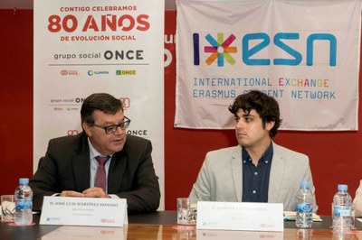 Martínez  Donoso (a la izquierda) y Samuel López, en la firma de la renovación del convenio