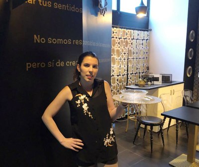 Nuestra compañera, en el comedor del restaurante, con la bandeja de servicio