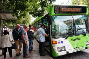 Personal de AUCORSA provistos de un antifaz que les impide la visión toman un autobús de la compañía