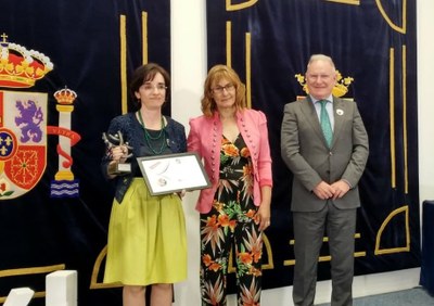 Pilar Villarino muestra el galardón tras recogerlo