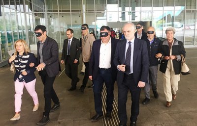 Responsables de la ONCE y de transporte público realizan un traslado a ciegas