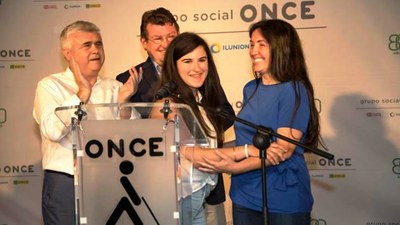Sandra Pérez (en el centro) recibe su reconocimiento flanqueda por el presidente territorial valenciano, Enrique Llin, y el director general de la ONCE, Ángel Sánchez