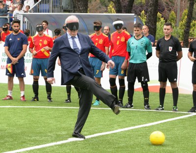 Vicente Del Bosque hace el saque de honor en el partido inaugural del torneo