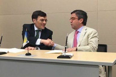 Alberto Durán y Luis Alberto Moreno en la firma del acuerdo