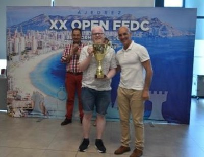 Alejandro Martínez muestra su trofeo