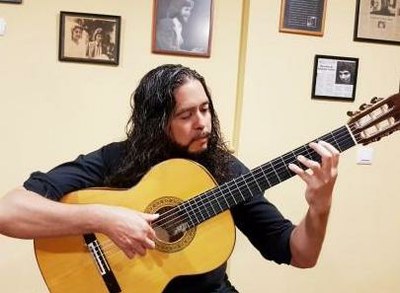 El Kuko a la guitarra