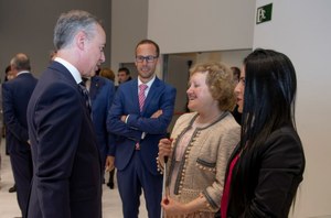 El lehendakari Urkullu saluda a varios representantes de la ONCE en el acto institucional