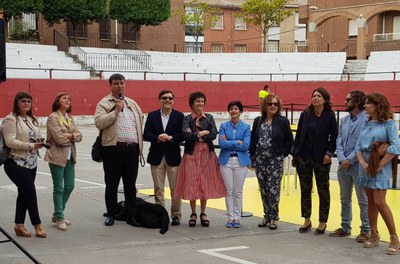 El presidente territorial Javier Muñoz presenta la exhibición de perros guía en Navarrete, junto a Alberto Durán y las autoridades locales y autonómicas