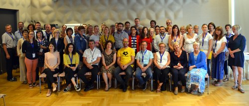 Foto de familia de todos los participantes en la conferencia