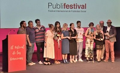 Foto de los galardonados con el premio sobre el escenario