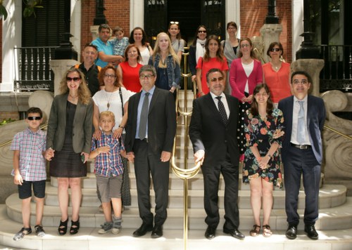 La plana mayor del Consejo General de la ONCE, junto a los galardonados, en la escalinata de entrada a la sede del órgano de gobierno de la entidad