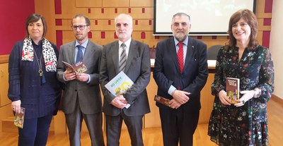 Los representantes de la ONCE Euskadi, junto al alcalde de Vitoria, en la presentación en el Ayuntamiento de la semana de actividades