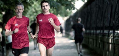 Martín Fiz (a la izquierda) corre junto a Pablo Cantero, unidos por una cinta
