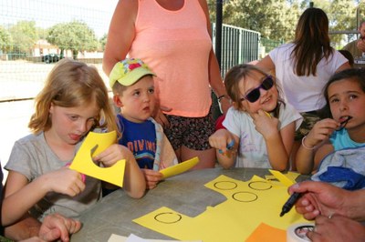 Niños y niñas, con y sin discapacidad visual, realizando una actividad de habilidad manual durante una edición anterior de los campamentos ONCE