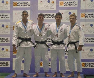 Sergio Ibáñez en el podio, primero por la izquierda