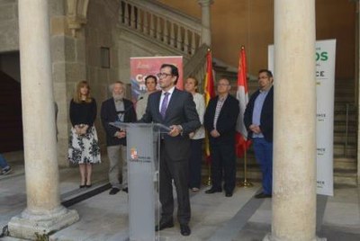 Inauguración de Con otra mirada a entrada del Palacio del Licenciado Butrón.