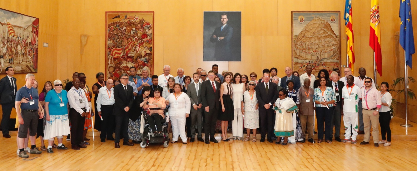 La reina con los delegados internacionales de la asociaciones de sordociegos y autoridades asistentes