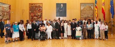 La reina con los delegados internacionales de la asociaciones de sordociegos y autoridades asistentes