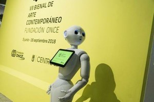 Cartel y robot en la entrada de la Bienal de Arte de Fundación ONCE