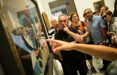 Ferrán Adriá con un grupo de afiliados en el Museo Picasso
