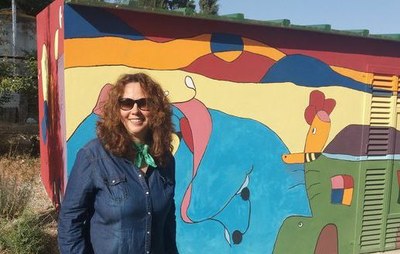 María José Maldonado ante su mural. Foto: "Hoy Granada"