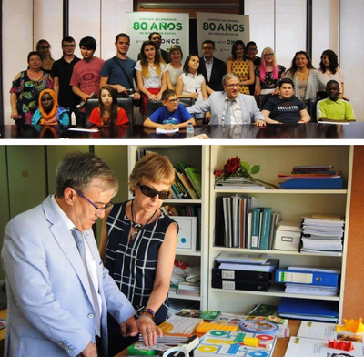 Arriba, Ángel Dolado con los niños. Abajo, conociendo material adaptado.