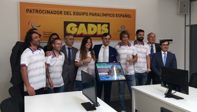 Foto de familia de nuestros paralímpicos con los directivos de GADISA