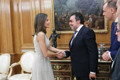 Doña Letizia saluda al presidente Miguel Carballeda