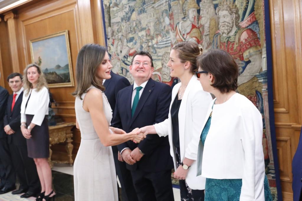 Doña Letizia saluda a Cristina Arias