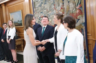 Doña Letizia saluda a Cristina Arias