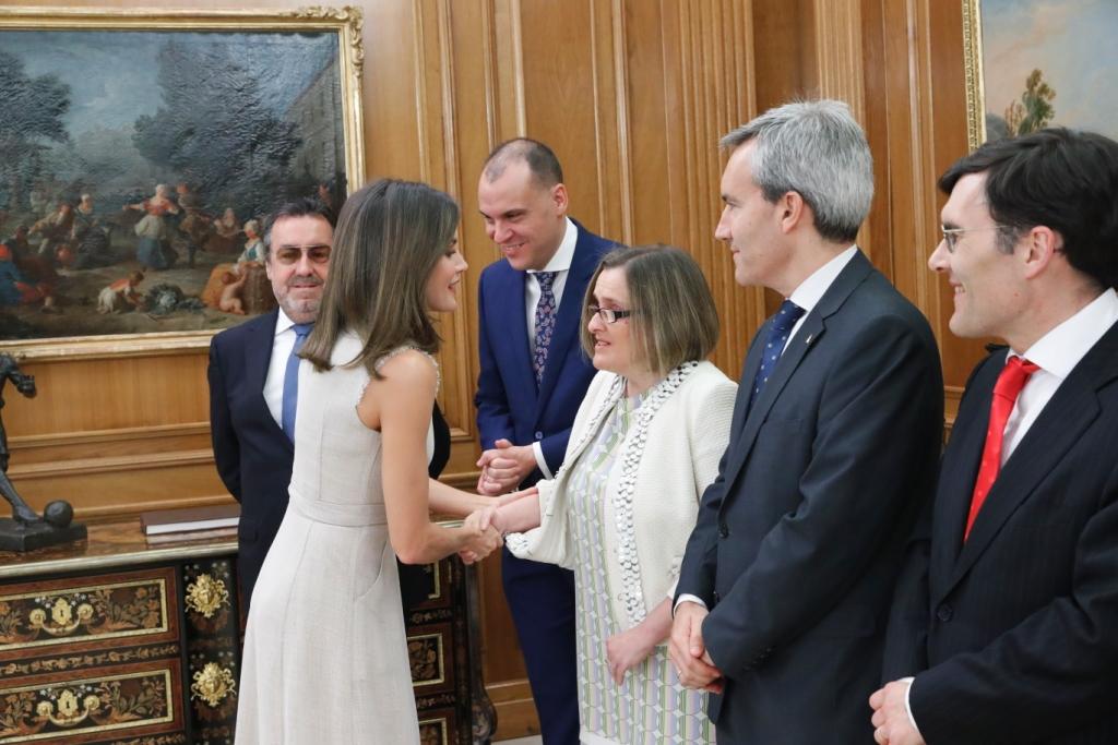 La reina saluda a Imelda Fernández