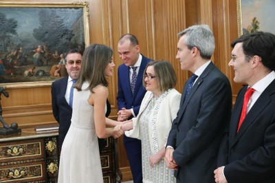 La reina saluda a Imelda Fernández